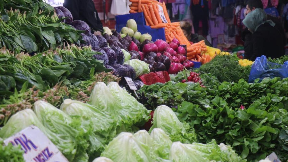 Pazarın gözdesi kış sebzeleri oldu! Fiyatları 50 liradan başlıyor