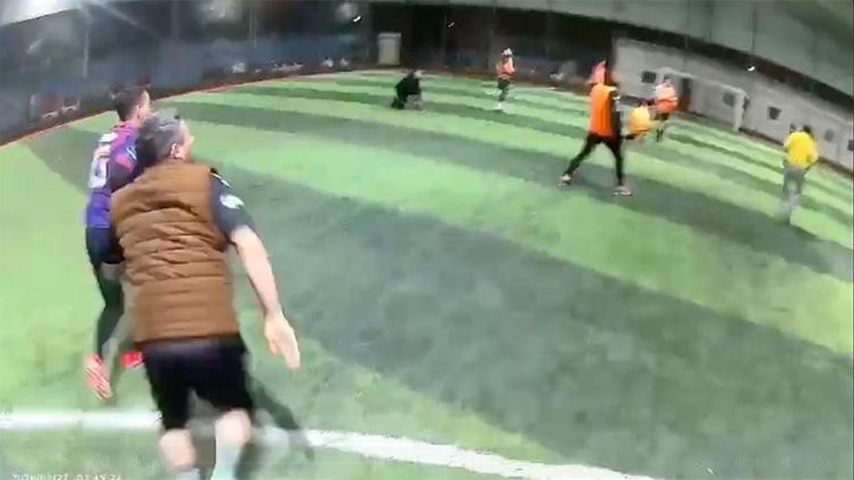 Halı sahanın çatısı çöktü! Futbolcuların korku dolu anları kameralara böyle yansıdı