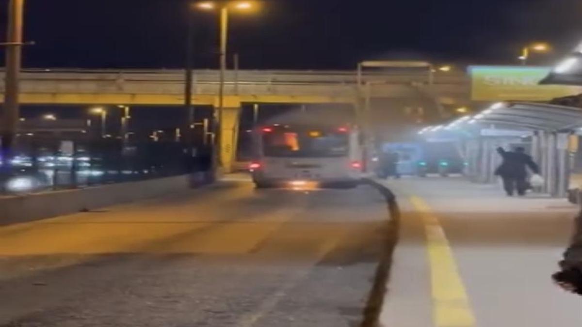 Metrobüste yangın çıktı, herkes kayda aldı!