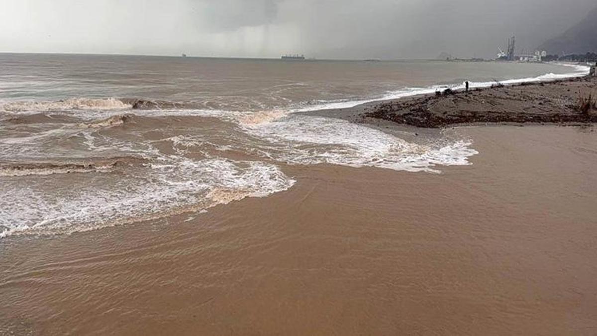 Antalya'da denizin rengi değişti! Sahilde mücevher avı başladı!