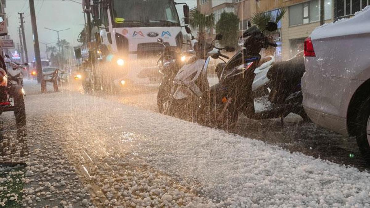Mersin Silifke'de dolu felaketi: Sokaklar beyaza büründü, tarım alanları zarar gördü