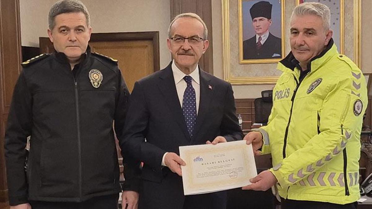 Malatya'da ayağındaki çorabı üşüyen çocuğa veren polise teşekkür plaketi