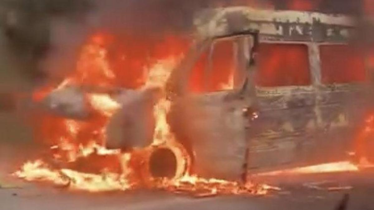 TAG Otoyolu'nda seyir halindeki servis minibüsü yandı