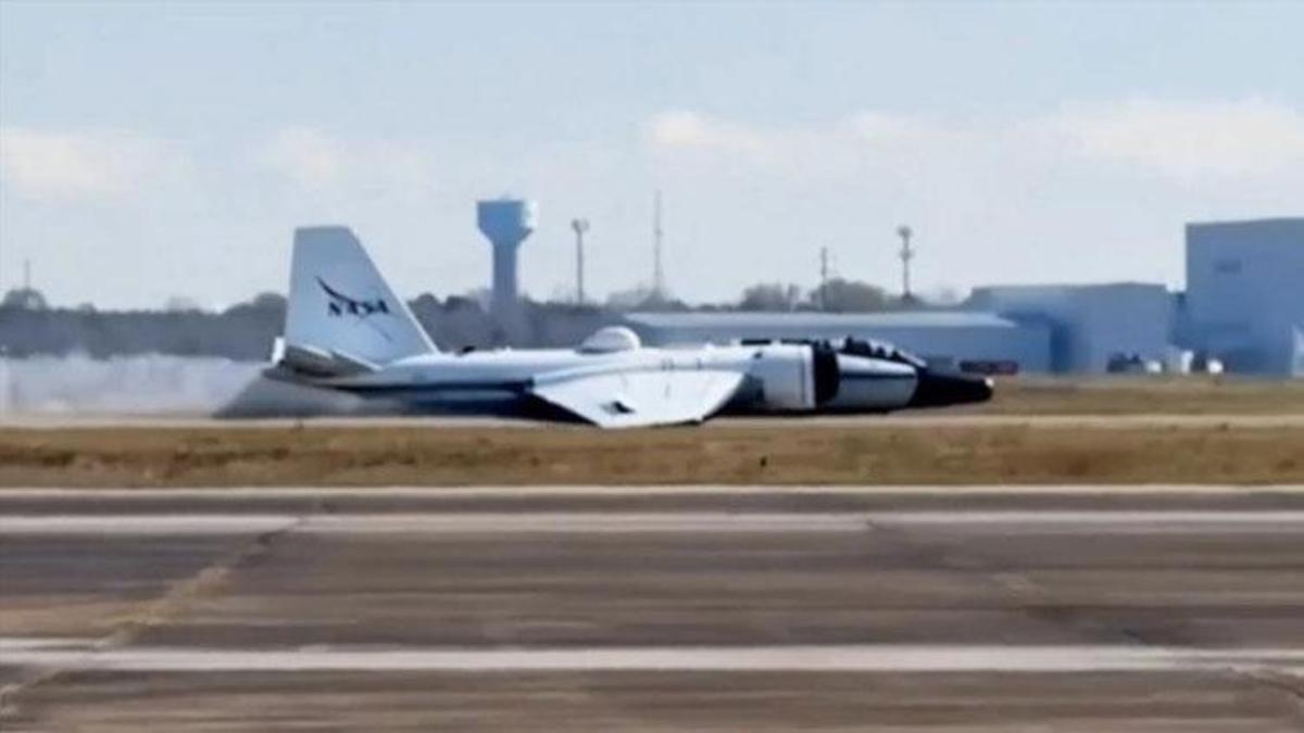 NASA'ya ait uçak iniş takımlarının açılmaması sonucu gövde üzerine iniş yaptı