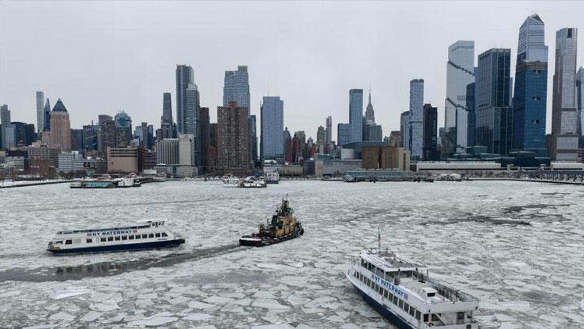 Yoğun kar yağışı ve dondurucu soğuklar Hudson Nehri’ni kısmen dondurdu