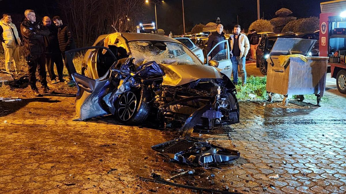 Bursa'da iki otomobil kafa kafaya çarpıştı: 3 yaralı