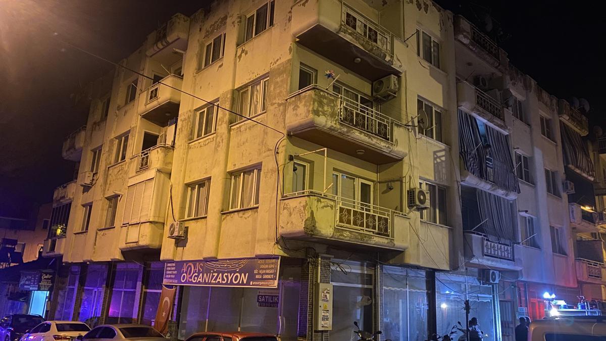 Manisa’da 4 katlı binada yangın