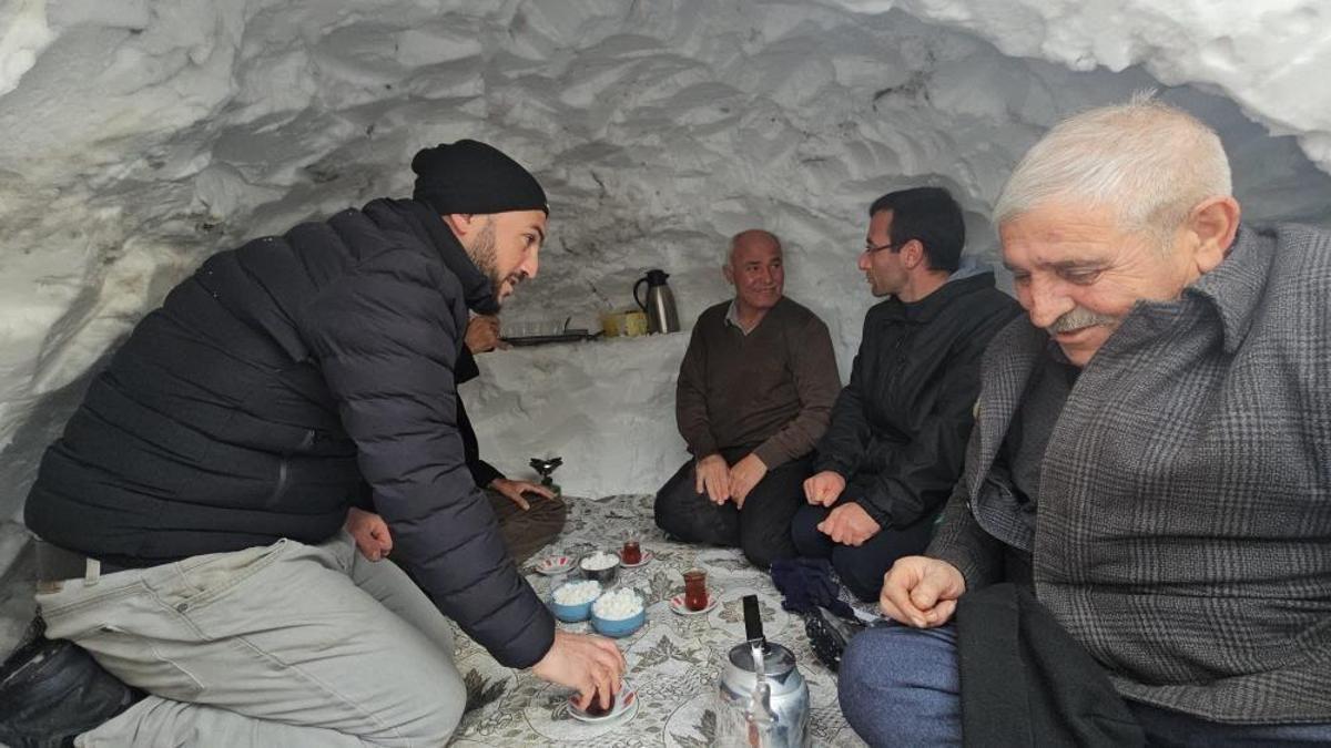 Bitlis'te kar yağışını fırsata çevirdi: Çay ocağını kardan yaptı!