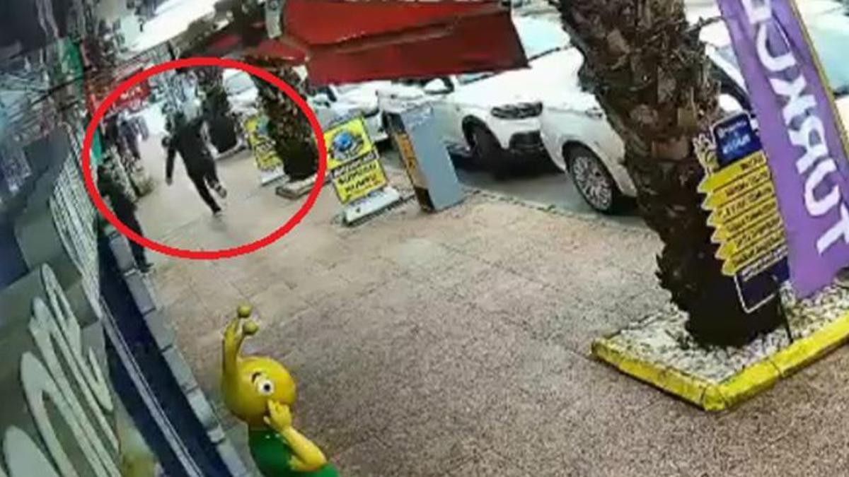 Mersin'de gündüz vakti kuyumcuyu soyan şahıs havaya ateş ederek kaçtı