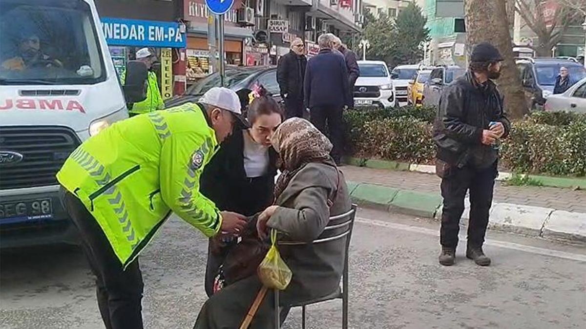 Bursa'dan yürek ısıtan görüntüler...Trafik polisi, elini bir an olsun bırakmadı