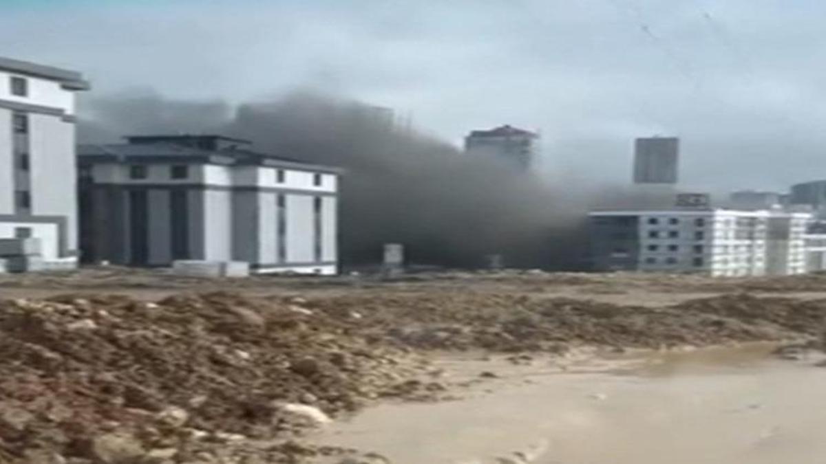 Başakşehir'de şantiyede korkutan yangın: İşçiler son anda tahliye edildi