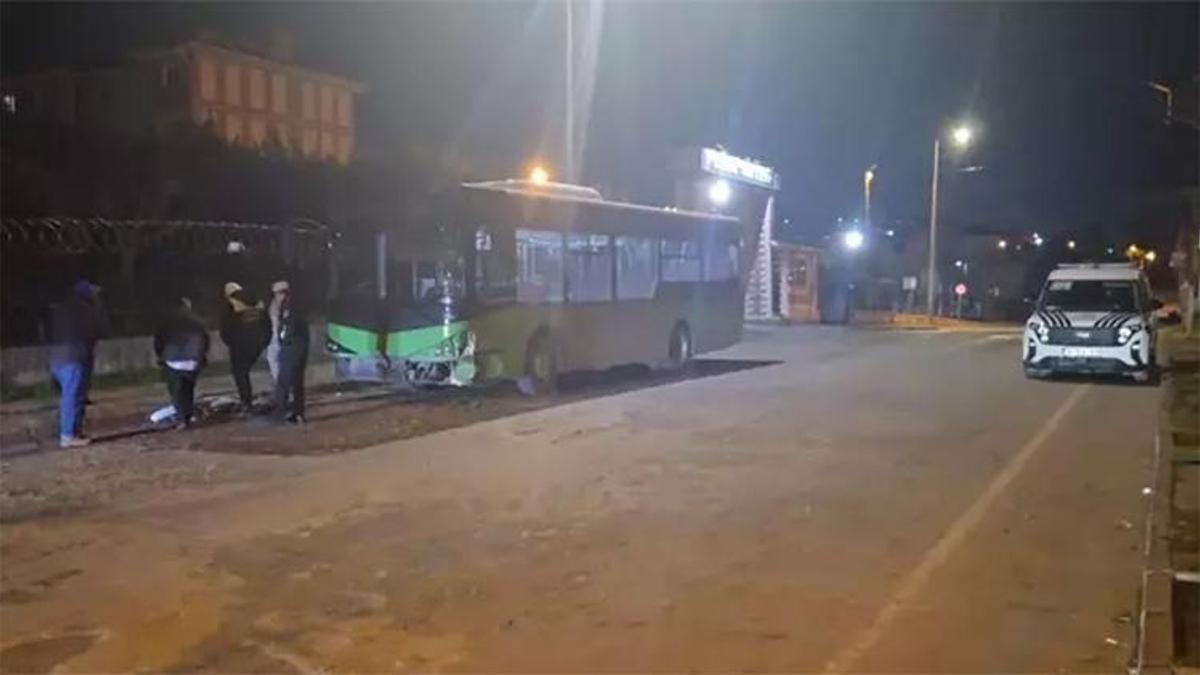 Kontrolden çıkan otomobil ağaç ve halk otobüsüne çarptı: 4 yaralı