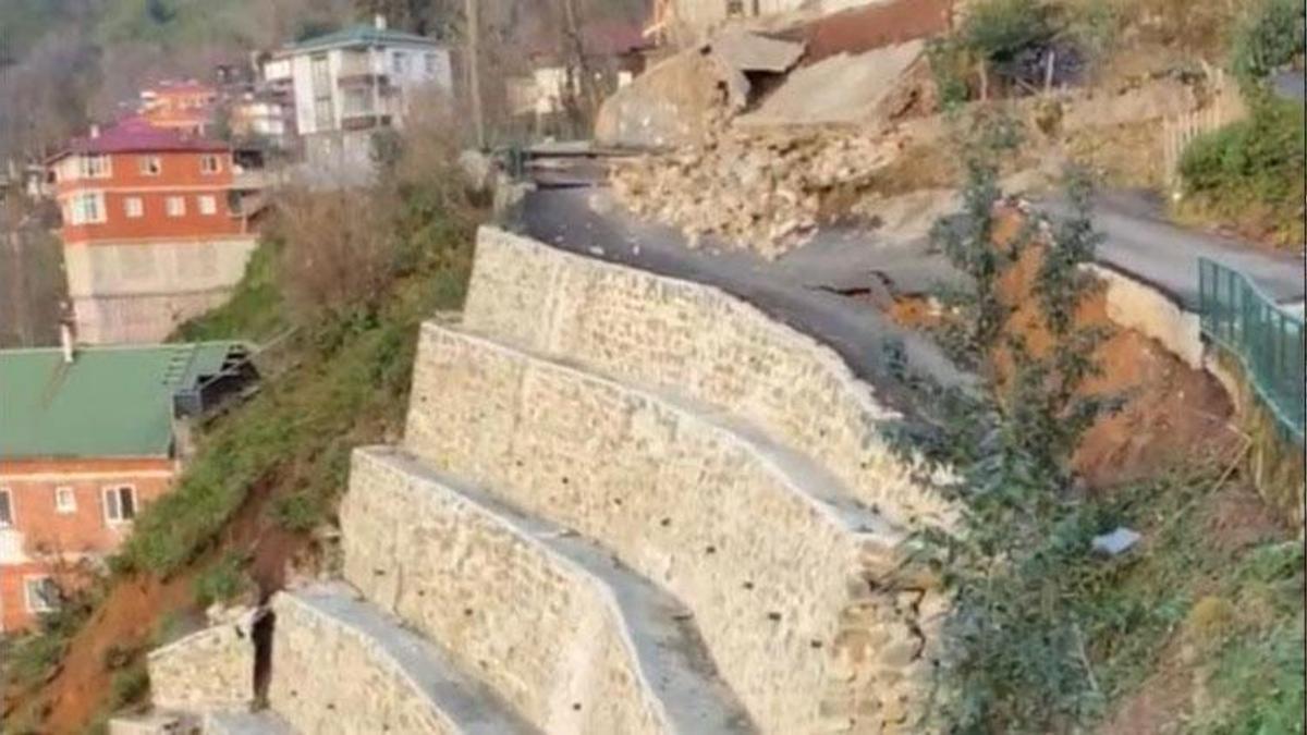 Ardeşen'de istinat duvarı çöktü: 2 ev tedbir amaçlı boşaltıldı