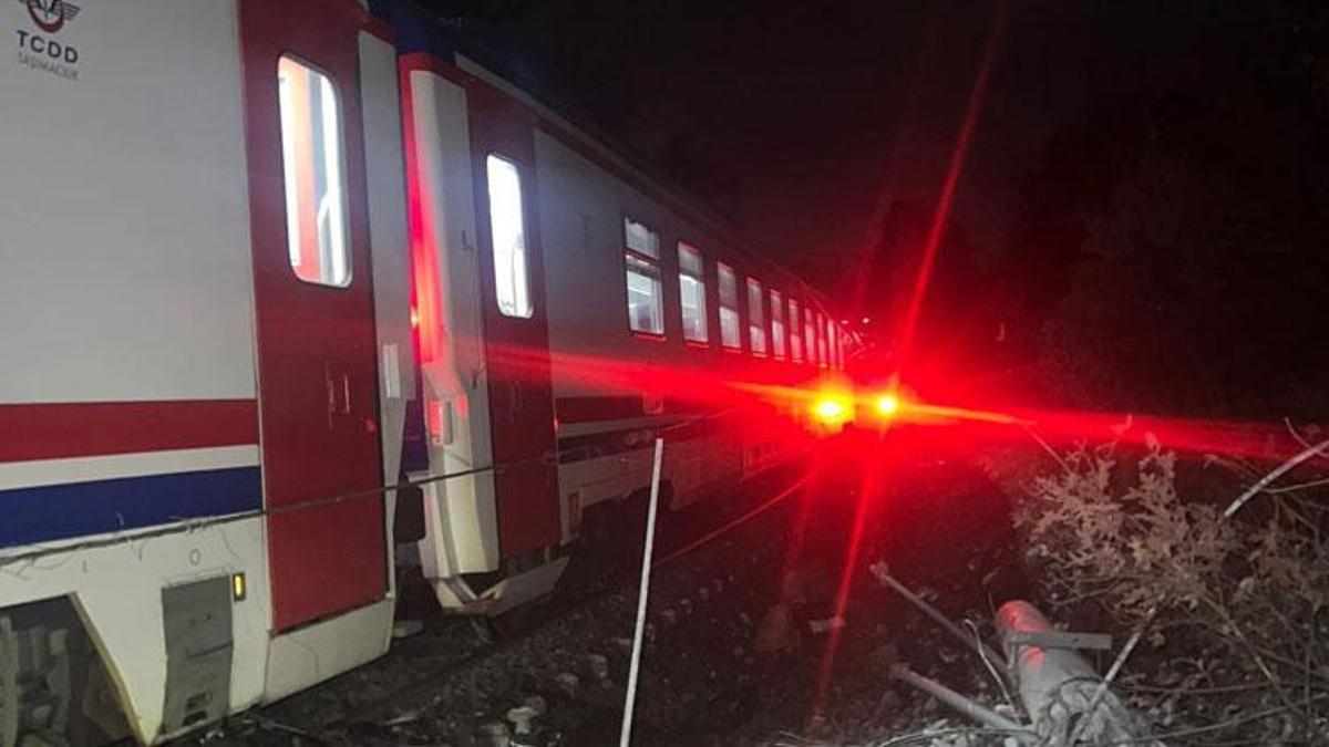 Toprak kayması sonucu yolcu treni raydan çıktı 1 kişi yaralandı