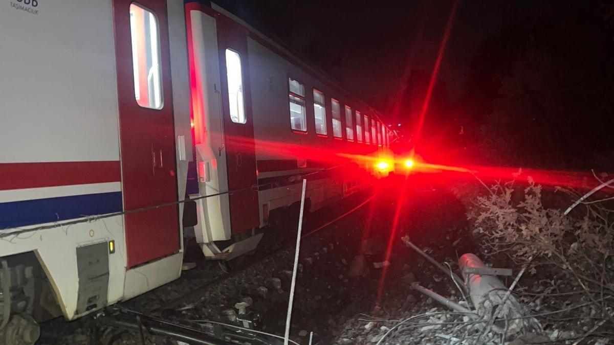Balıkesir’de toprak kaydı, yolcu treni raydan çıktı: 1 yaralı