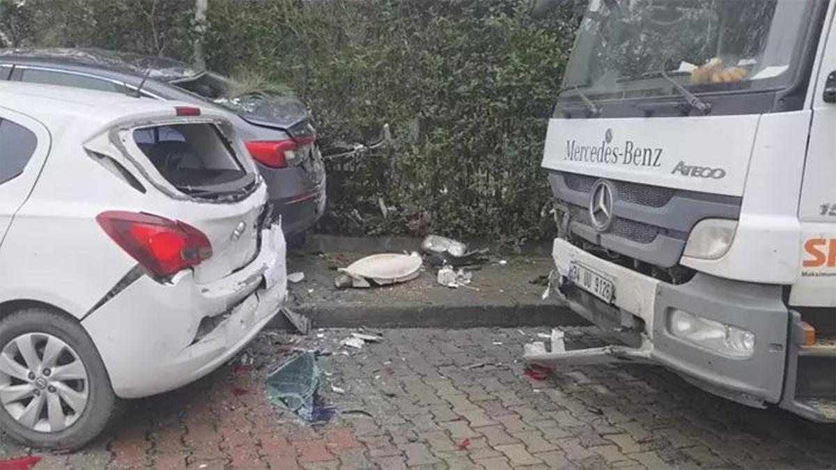 Başakşehir’de park halindeki tır yokuştan kaydı: 5 araç hasar gördü