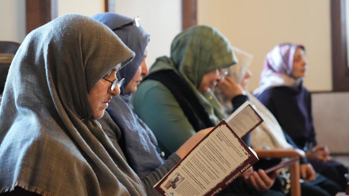 Erzurum’da ev hanımlarının 12 yıllık okuma serüveni konağa taşındı! Altın günü için değil kitap için bir araya geldiler