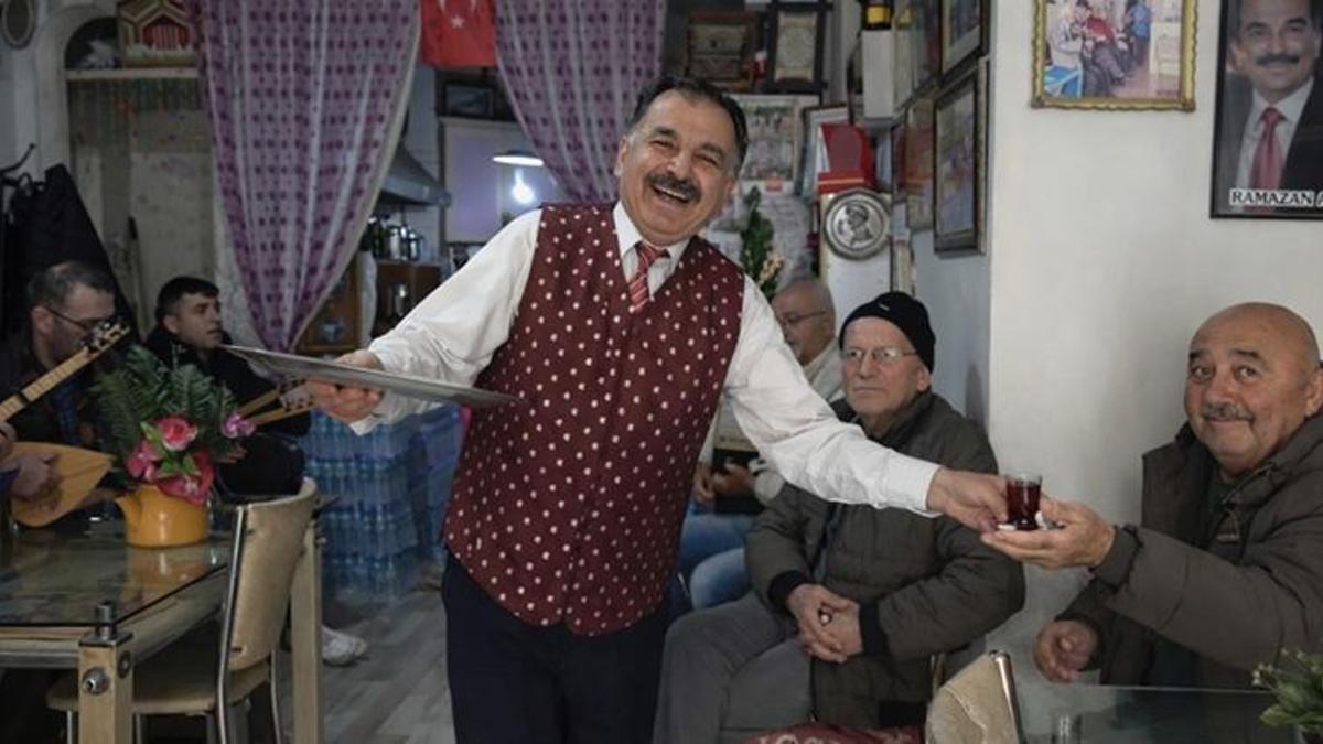 Bu çay ocağına stres getirmek yasak! Ispartalı çaycı 7 kişilik orkestrayla servis yapıyor: Moral İstasyonu dünyanın dört bir yanından misafirlerini ağırlıyor