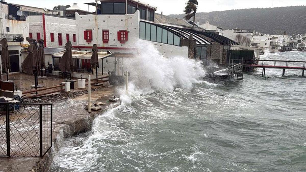 Muğla'yı fırtına vurdu, Bodrum’da feribot seferleri iptal edildi