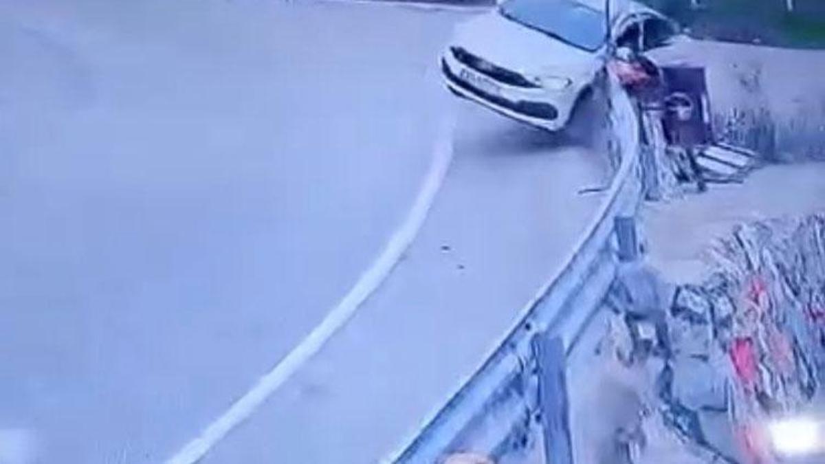 Bursa'da virajlı yolda otomobilin bariyerlere çarptığı kaza kamerada