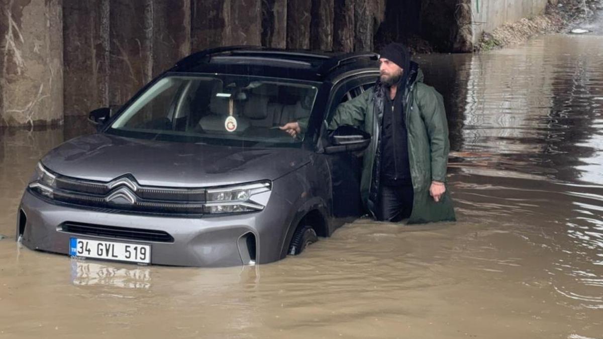 Edirne'de sağanak etkili oldu, yollar göle döndü!