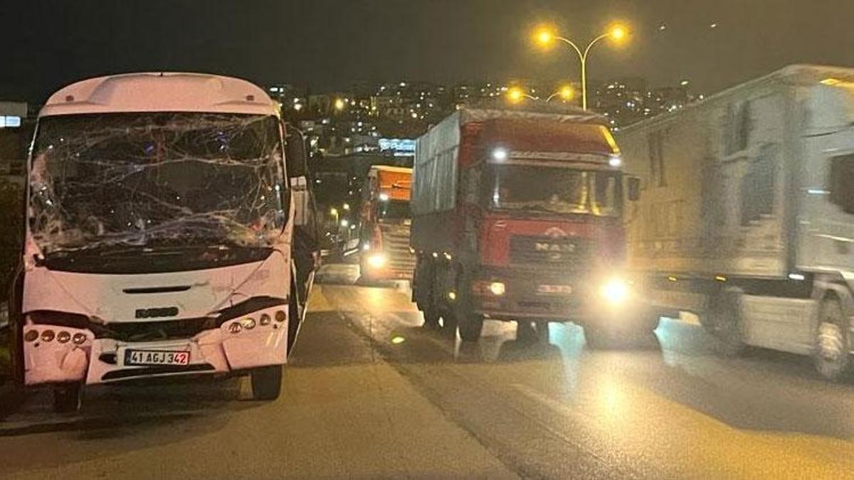 TEM Otoyolu Kocaeli geçişinde servis minibüsü ile TIR çarpıştı; 6 yaralı