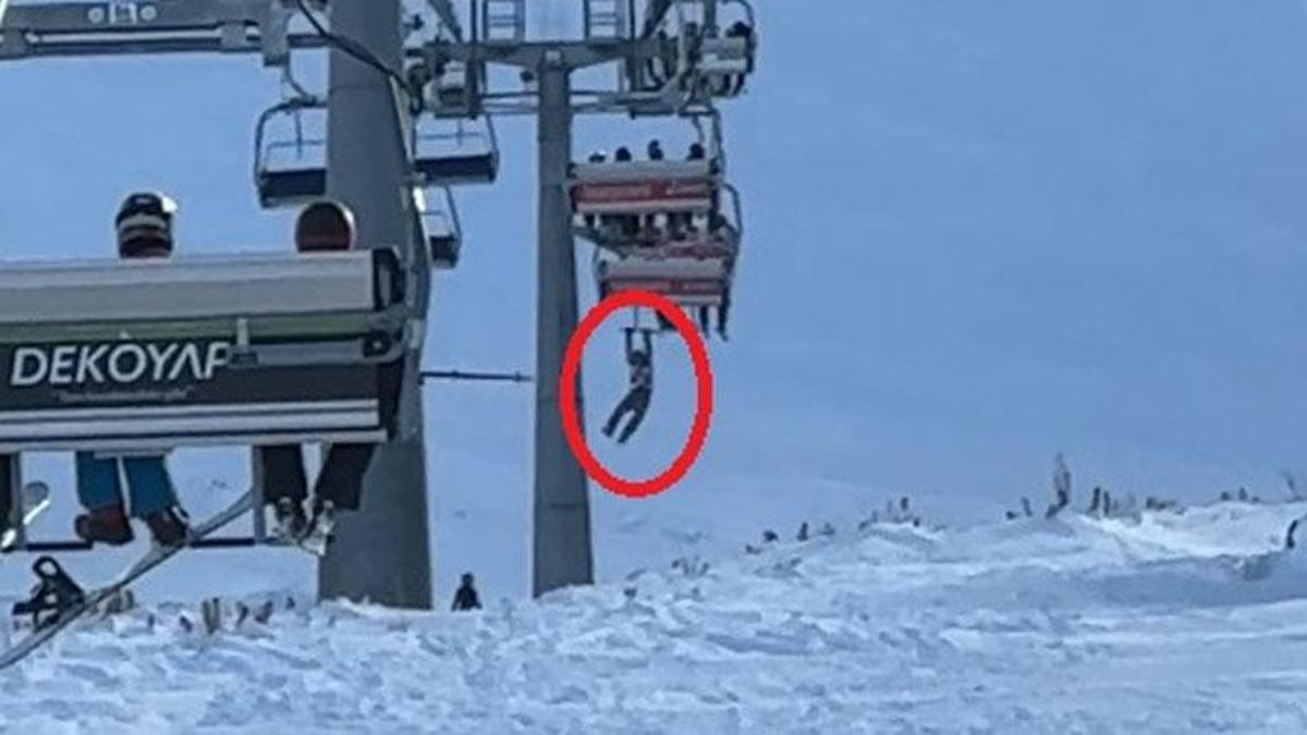 Erciyes'te düşen snowboardını almak için atlamaya çalıştığı telesiyejde asılı kaldı