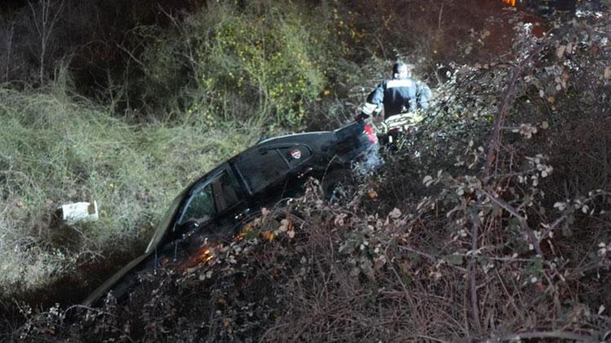 Samsun-Ankara yolunda otomobil 3 metre yükseklikten yuvarlandı: Sürücü yara almadan kurtuldu