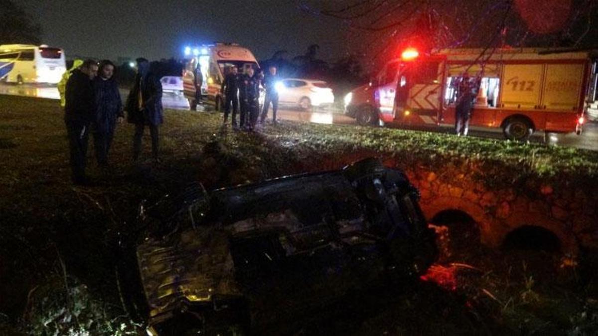 Antalya'da yoldan çıkan lüks otomobil refüjdeki çukura düştü