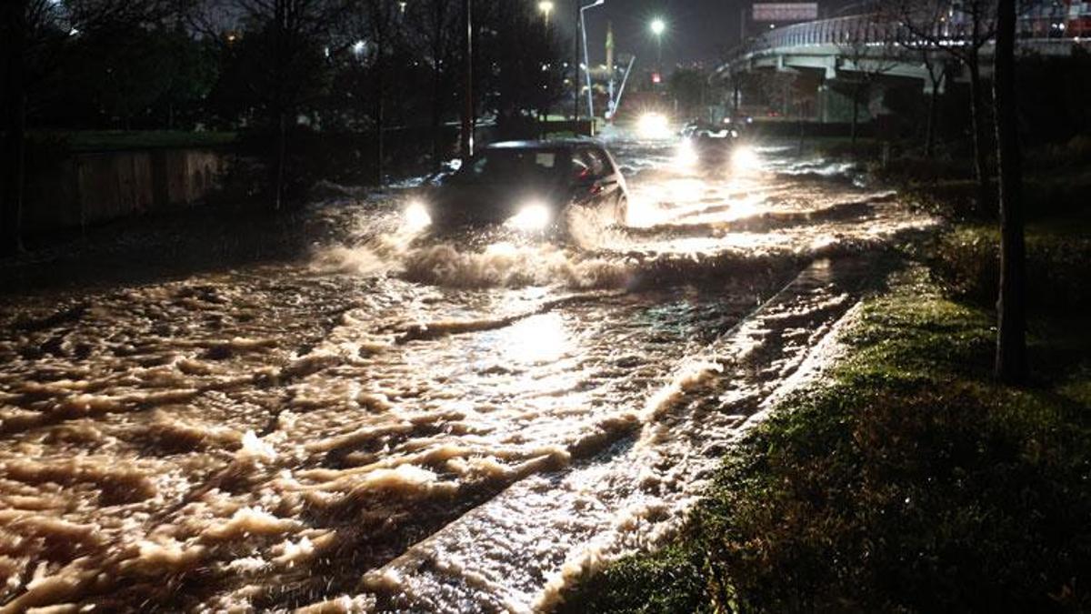 İzmir’de yollar göle döndü, ev ve iş yerlerini su bastı