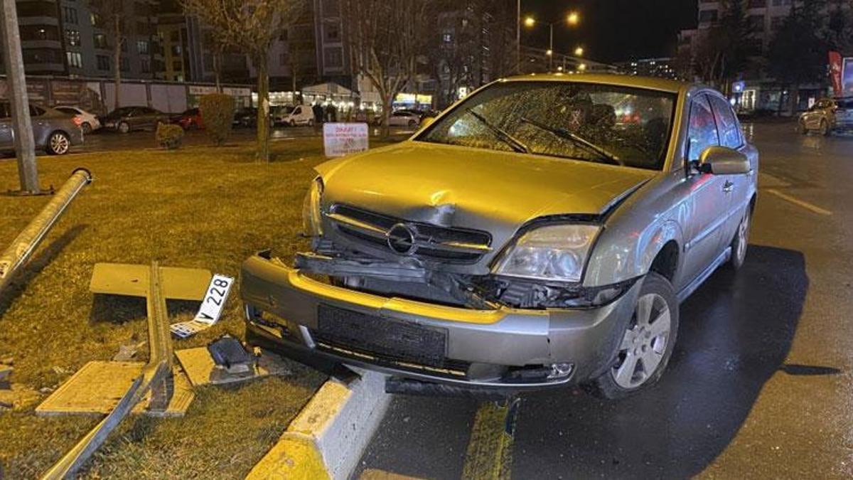 Otomobil sinyalizasyon direğine çarptı 1 kişi yaralandı