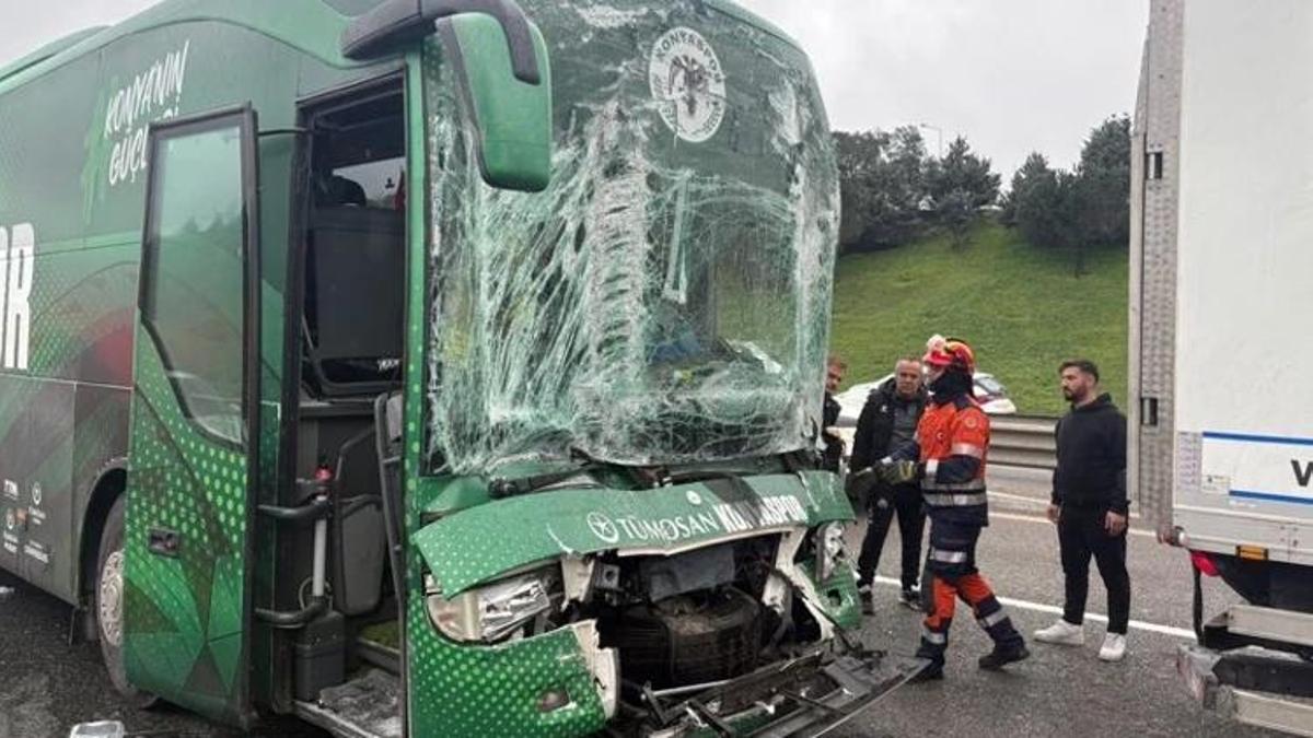 Konyaspor futbolcularını taşıyan otobüs kaza yaptı! Yaralılar var