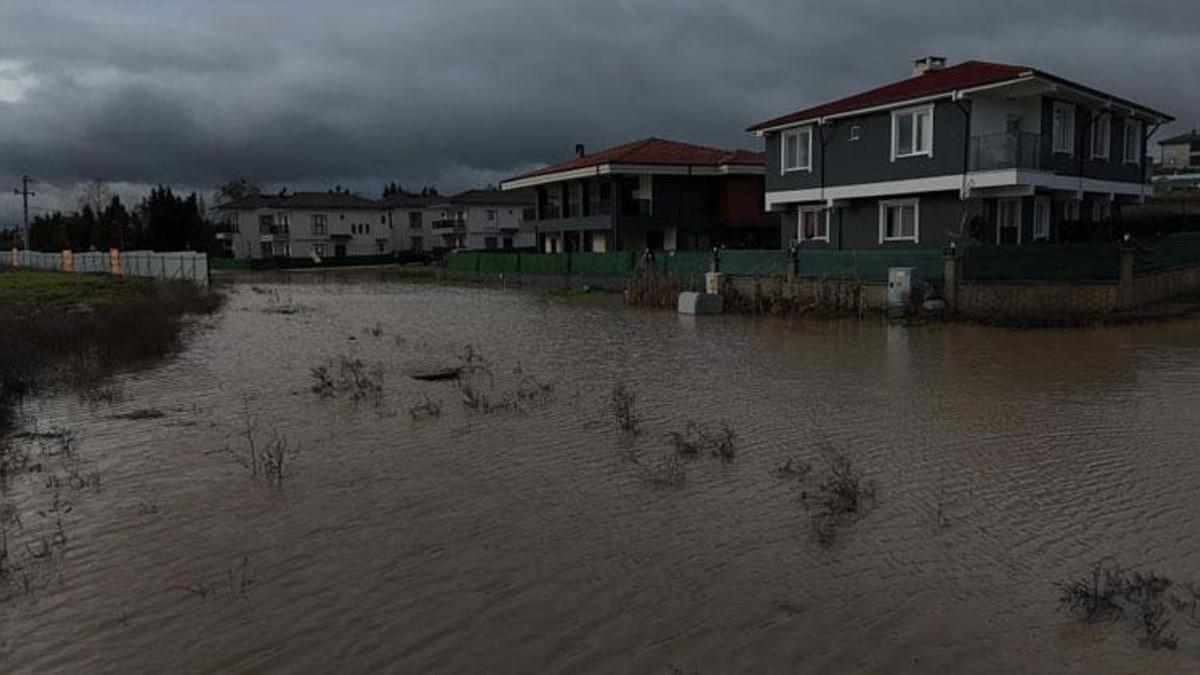 Sağanak Edirne'de etkili oldu milyonluk villalar sular altında kaldı