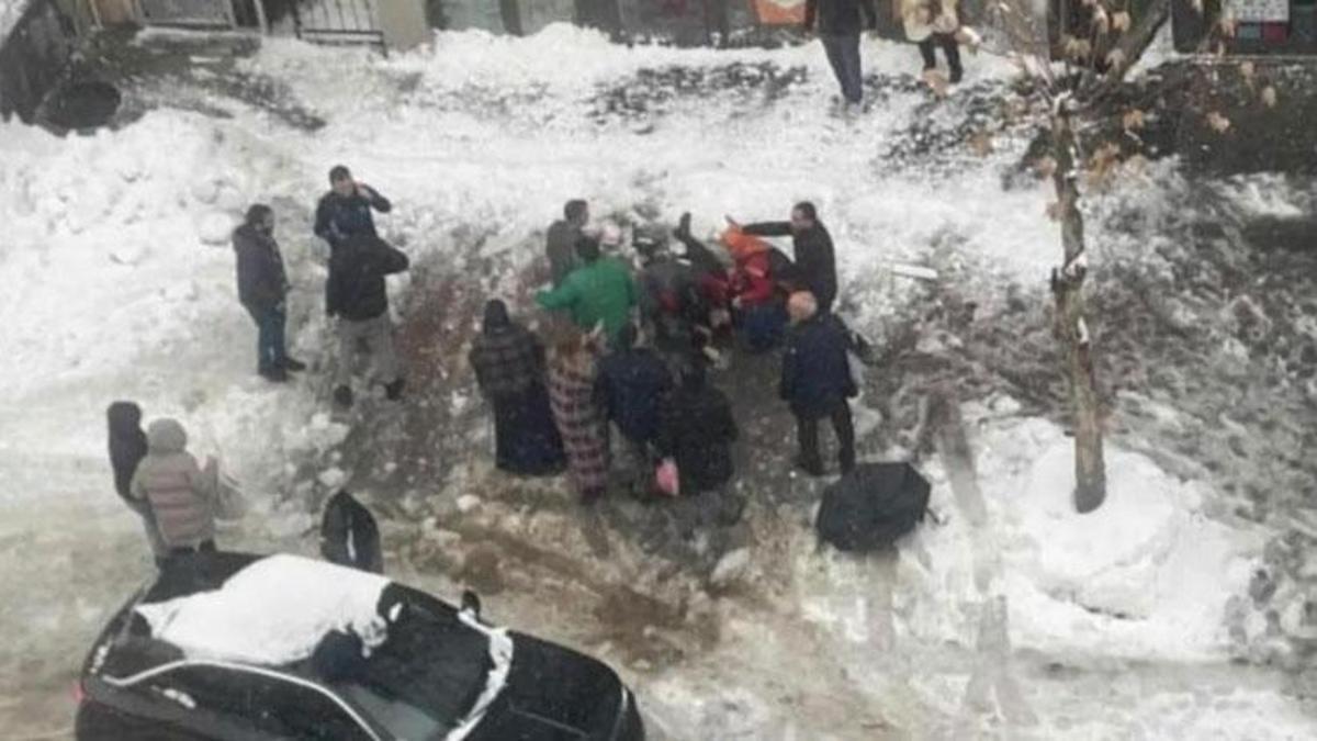 Bingöl'de çatıdan düşen kar kütlesinin altında kalan kadın hayatını kaybetti