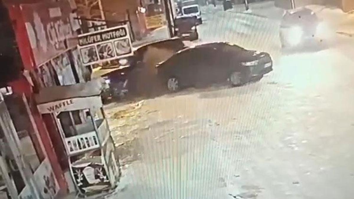 Ardahan'da kontrolden çıkan otomobil iş yerine daldı