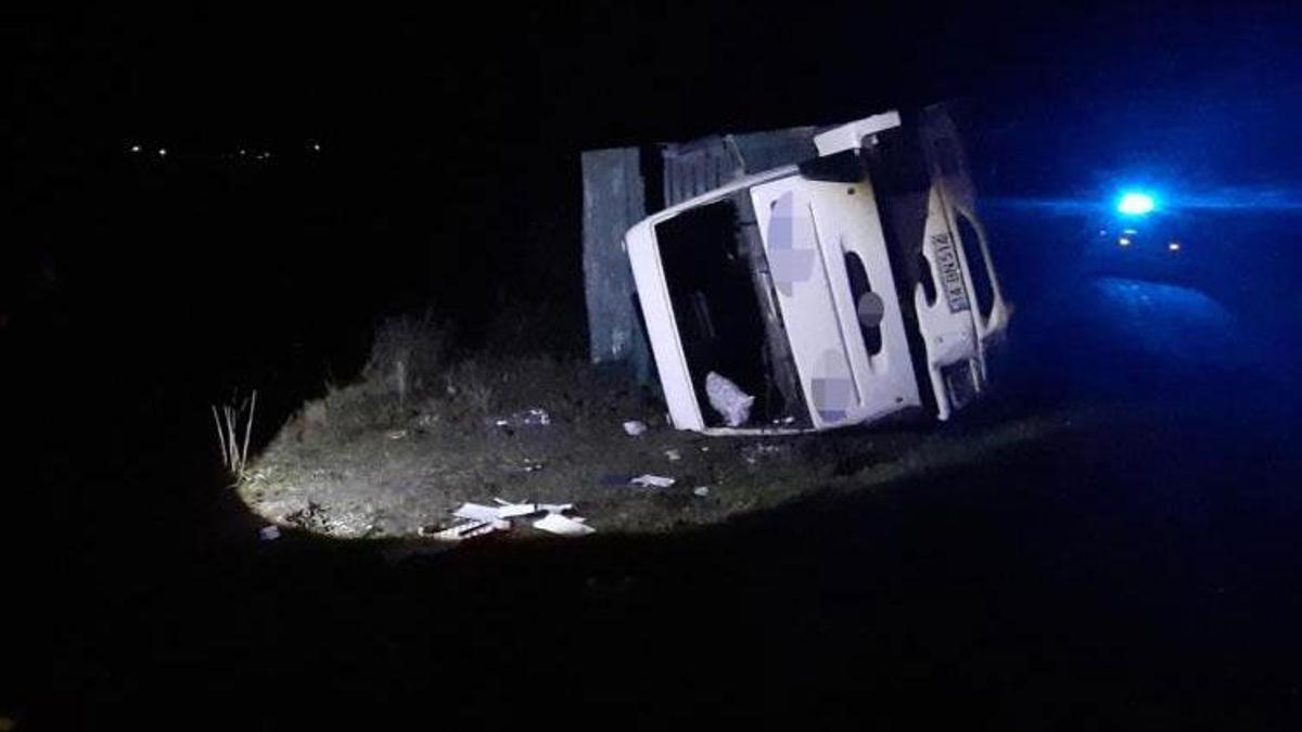 Bolu'da kamyon şarampole devrildi: 1 yaralı