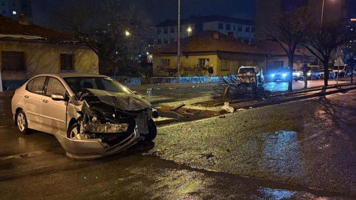 Kayseri’de kazada savrulan otomobil ağacı ikiye böldü: 4 yaralı