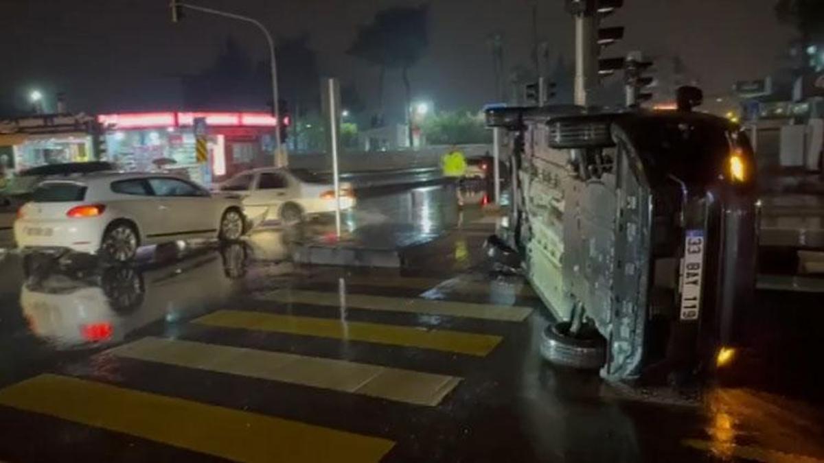 Tarsus'ta hafif ticari araç ile otomobil çarpıştı: 2 yaralı