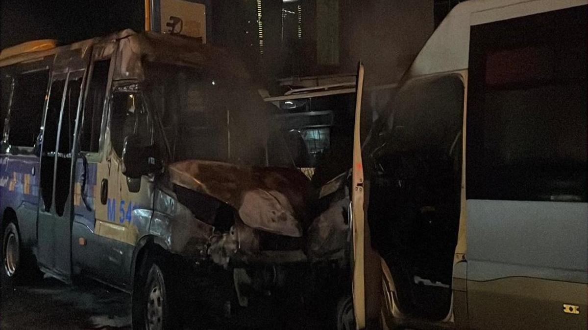 İstanbul'da akaryakıt istasyonunda yangın: 2 minibüs alev alev yandı