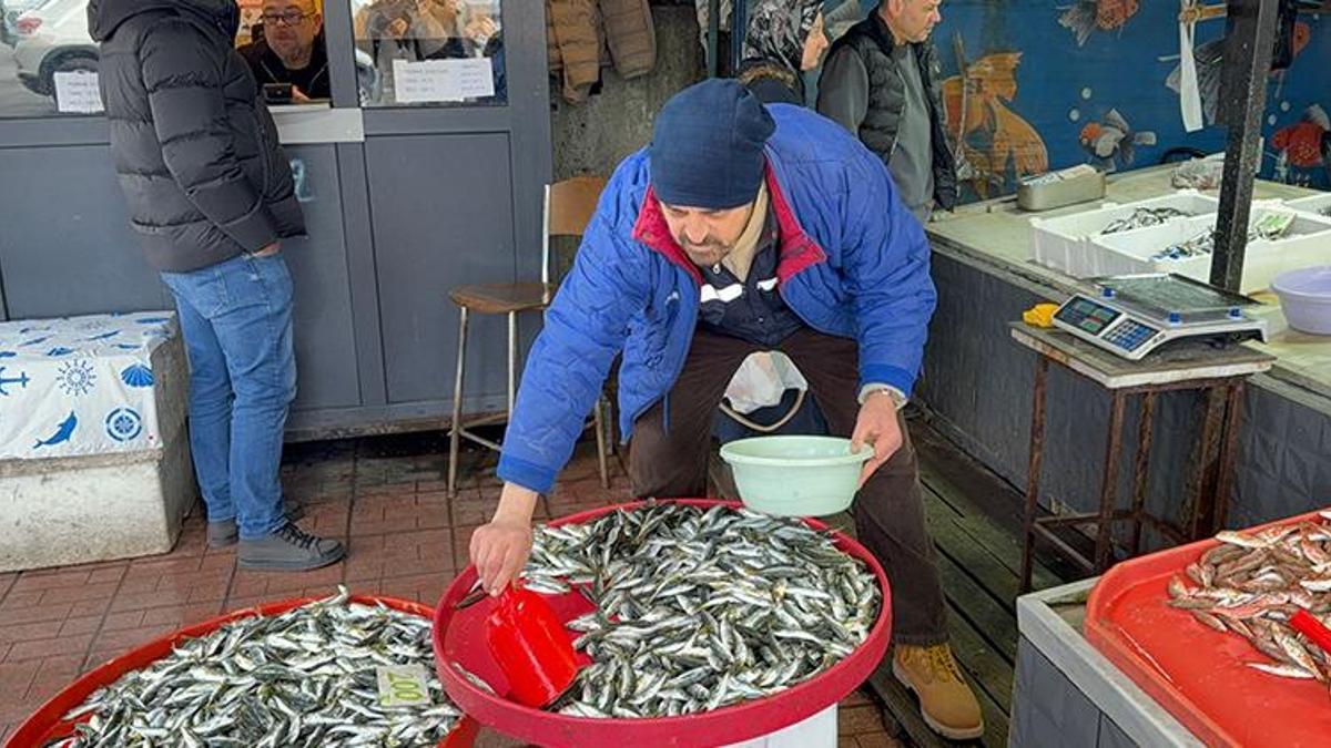 Balıkçılar denize açılamadı, fiyatlar uçtu! İstavrit ve mezgit cep yakıyor