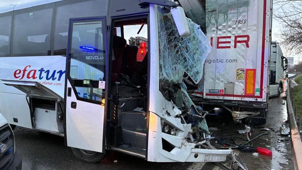D-100 Karayolu'nda tur midibüsü park halindeki TIR'a çarptı; 13 yaralı