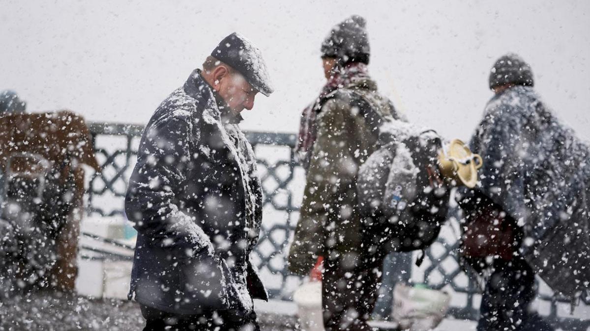 Lapa lapa kar yağışı ve sağanaklar geri dönüyor! Meteoroloji ve AKOM açıkladı: 2 il için turuncu, 19 il için sarı kodlu uyarı geldi