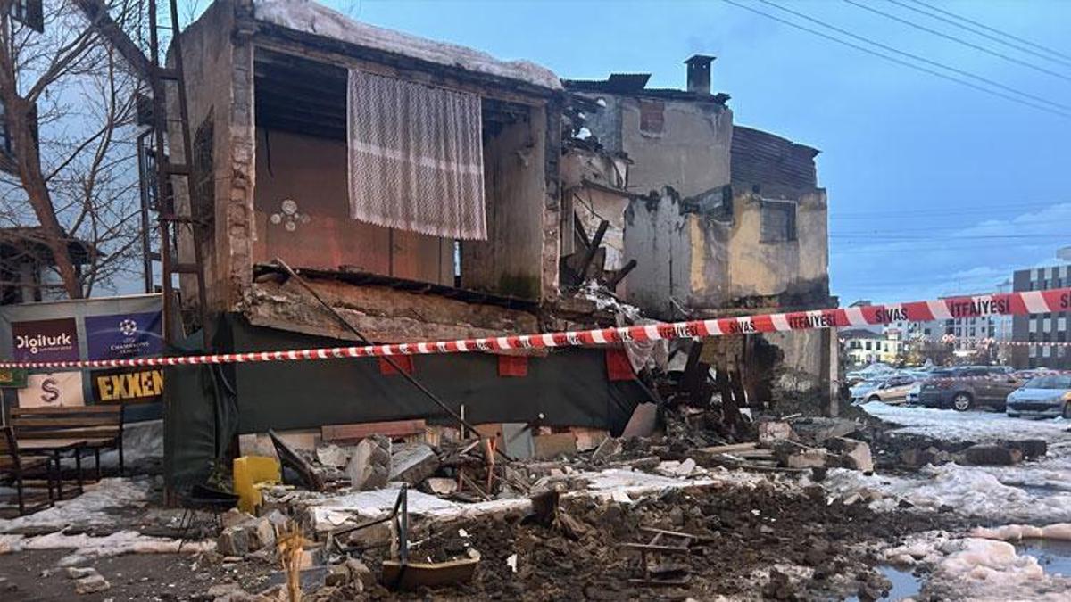Sivas'ta iki katlı metruk bina kısmen çöktü