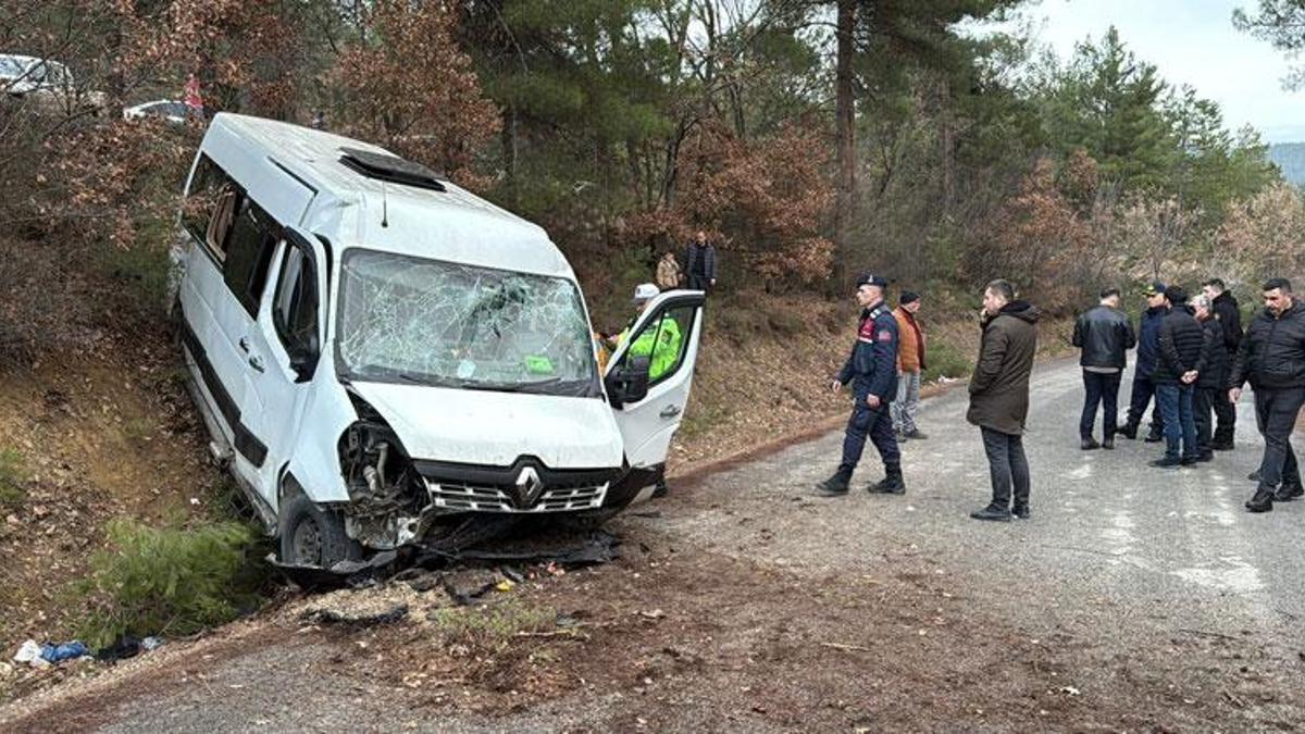Karabük’te Senegalli öğrencileri taşıyan minibüs, alt yola uçtu: 17 yaralı