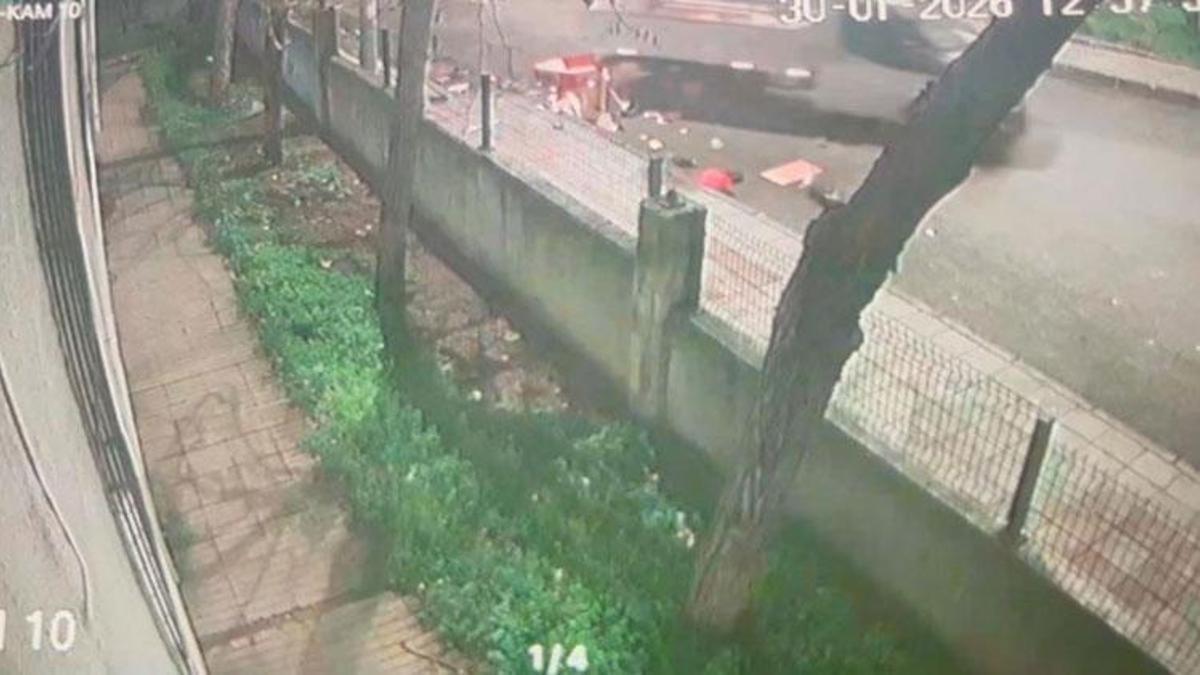 Çorlu'da kamyonet taksi durağına daldı, olay yerini terk etti