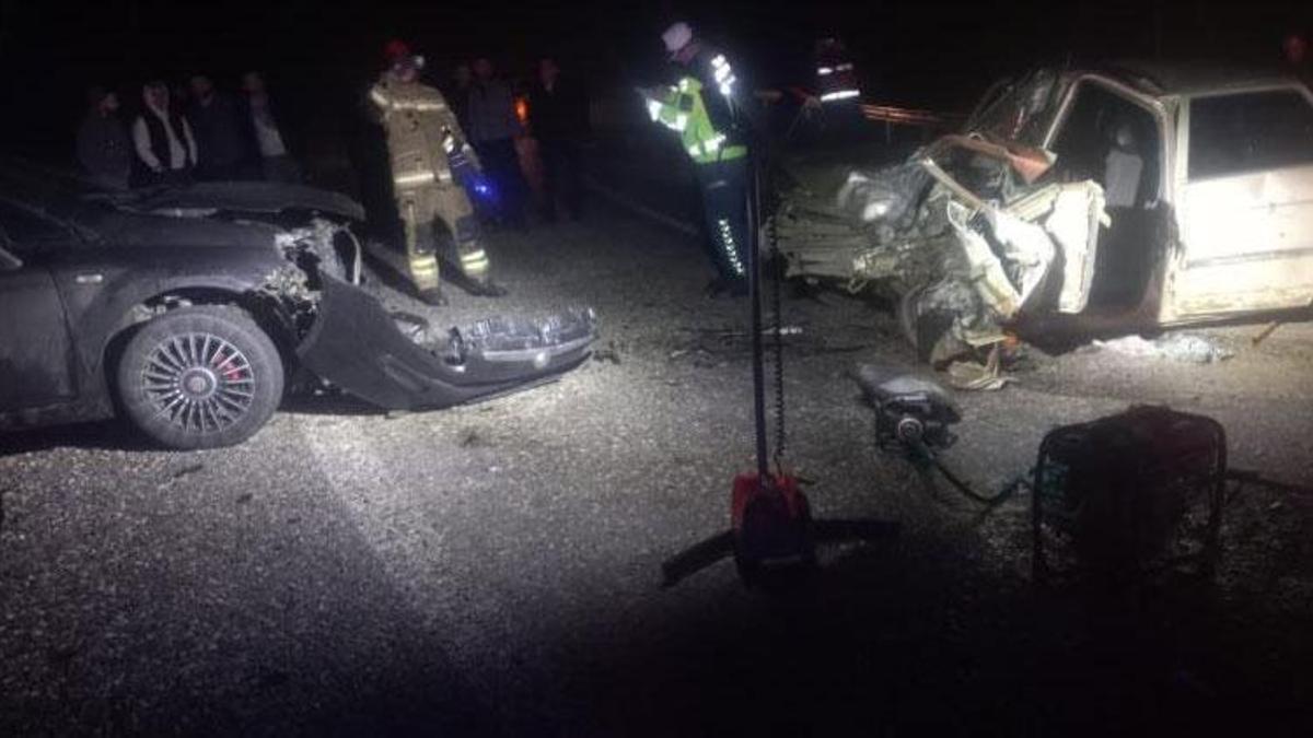 İnegöl'de otomobiller kafa kafaya çarpıştı: 3 yaralı