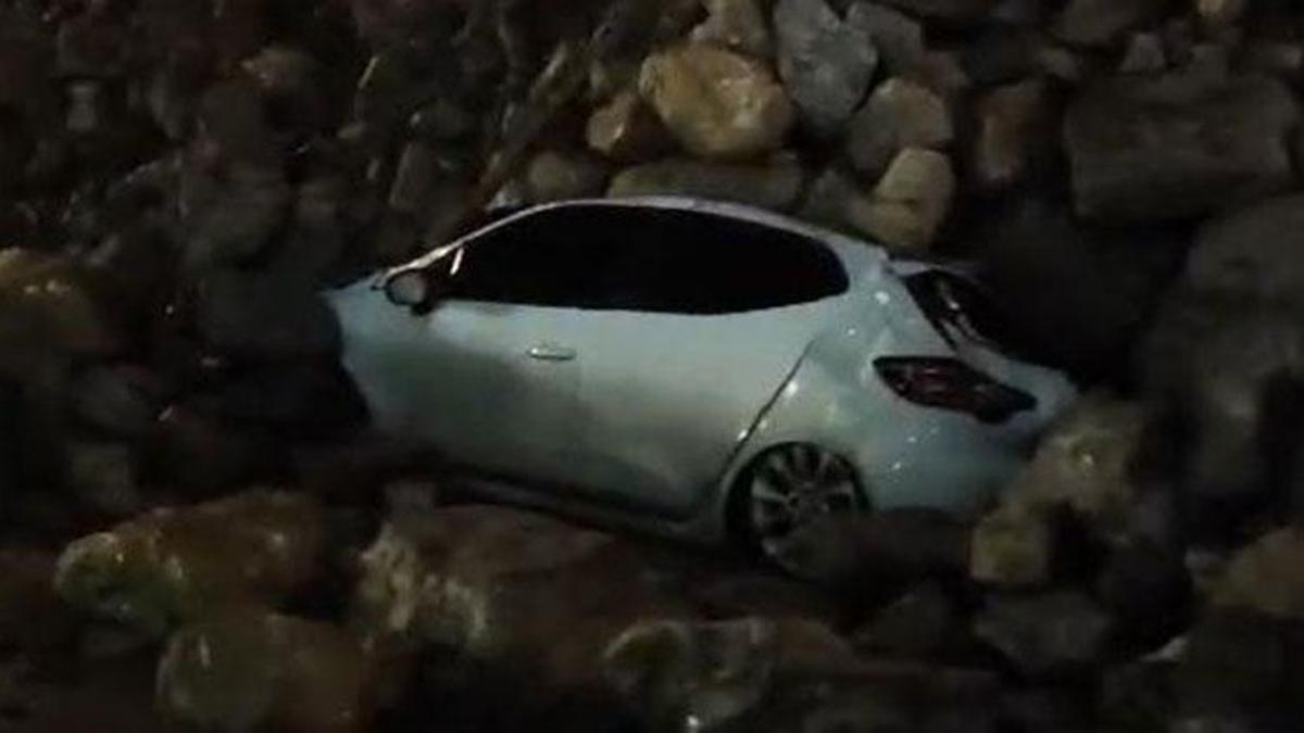 Payas’da istinat duvarı park halindeki araçların üstüne devrildi