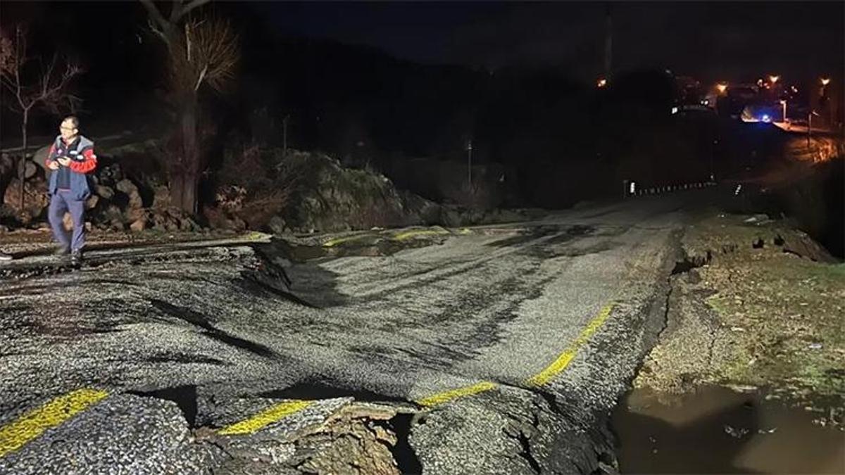 Uşak’ta sağanak felakete dönüştü! Korkulan oldu, o yol çöktü