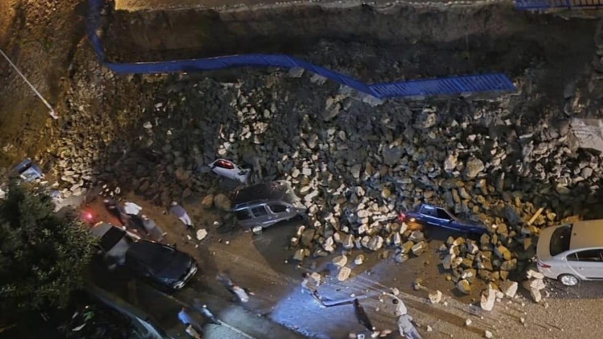 İstinat duvarının park halindeki araçların üstüne çöktüğü anlar kamerada