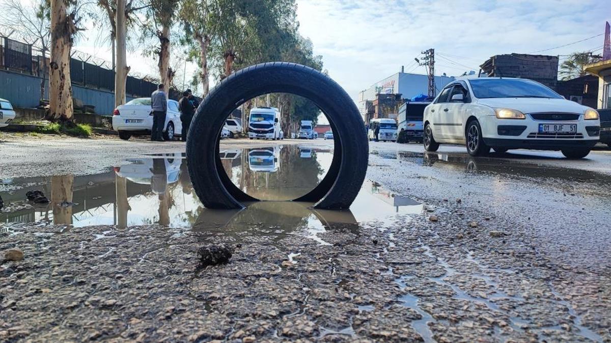 Vatandaşın yol isyanı! Belediye kapatmayınca lastikle önlem alındı